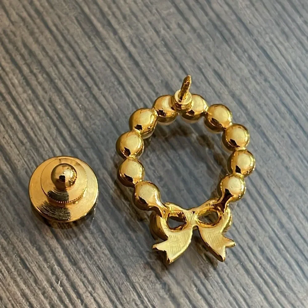 Vintage 1999 AVON Pearlesque Wreath Pin with Goldtone Bow